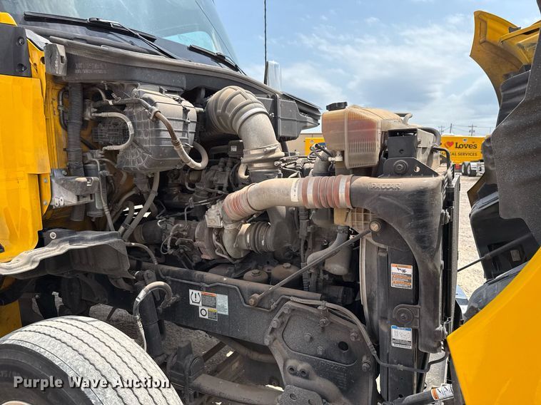 image for item EJ4590 2019 Kenworth T680 semi truck