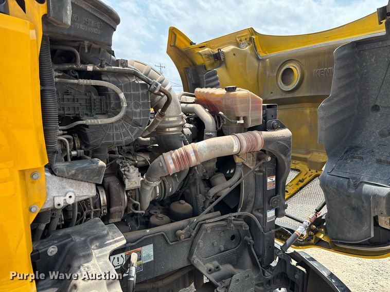 image for item EJ4590 2019 Kenworth T680 semi truck