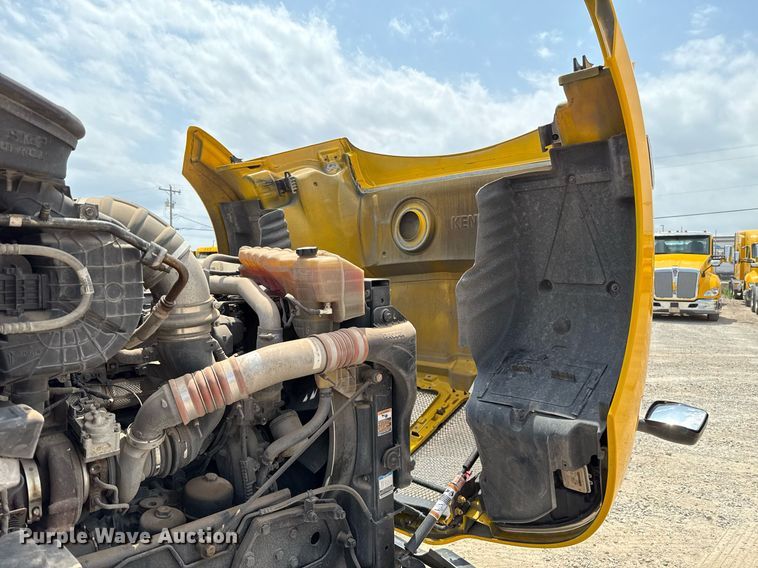 image for item EJ4590 2019 Kenworth T680 semi truck