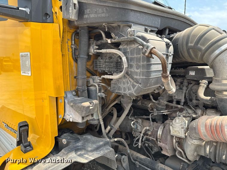 image for item EJ4590 2019 Kenworth T680 semi truck