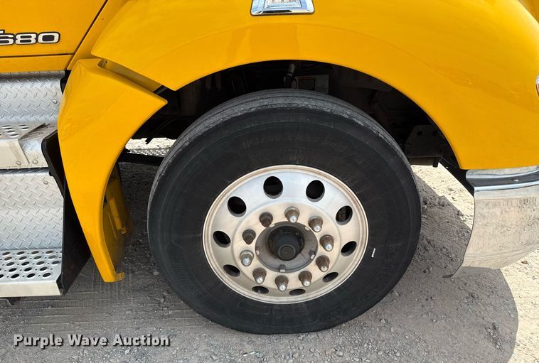 image for item EJ4590 2019 Kenworth T680 semi truck