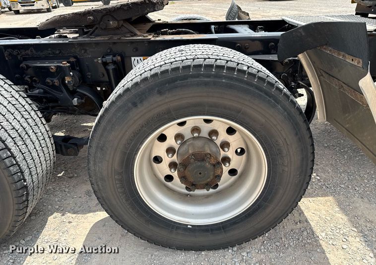 image for item EJ4590 2019 Kenworth T680 semi truck