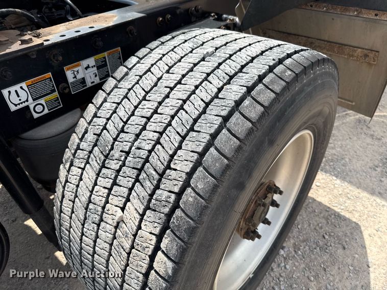 image for item EJ4590 2019 Kenworth T680 semi truck