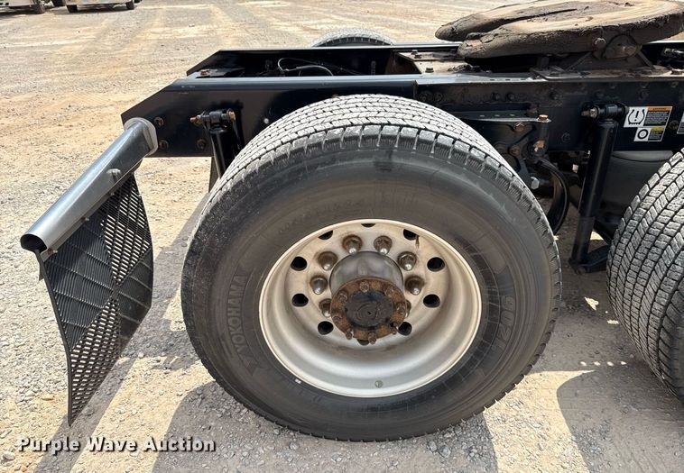 image for item EJ4590 2019 Kenworth T680 semi truck