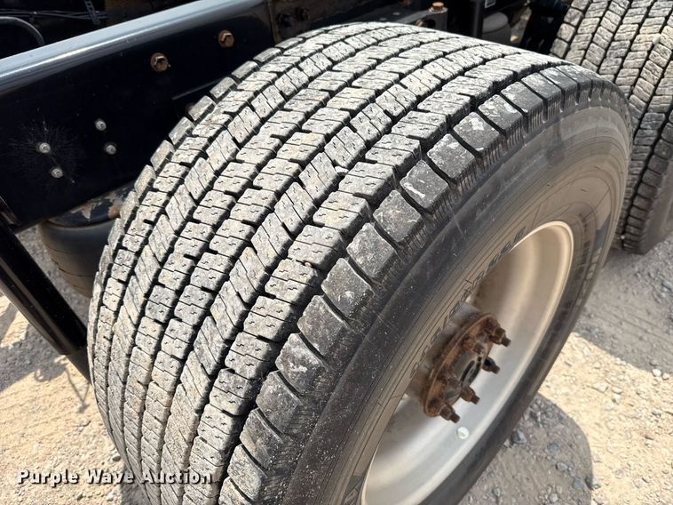 image for item EJ4590 2019 Kenworth T680 semi truck