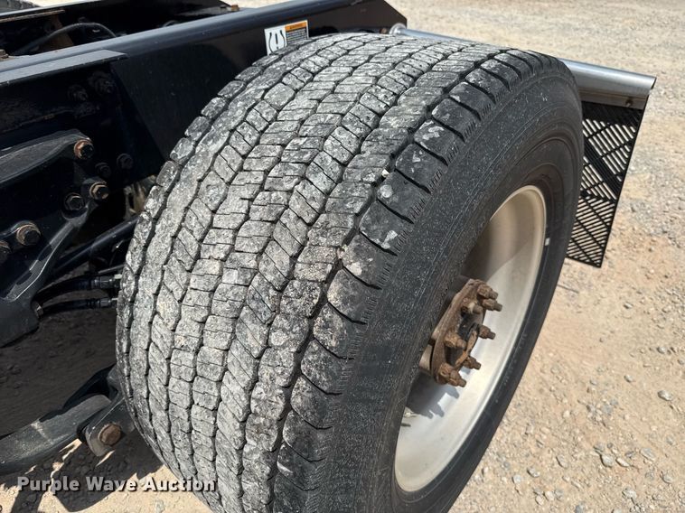 image for item EJ4590 2019 Kenworth T680 semi truck