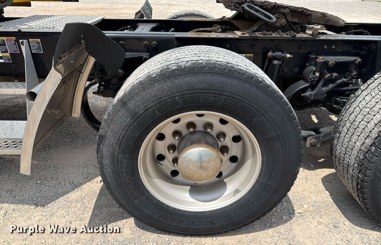 image for item EJ4590 2019 Kenworth T680 semi truck