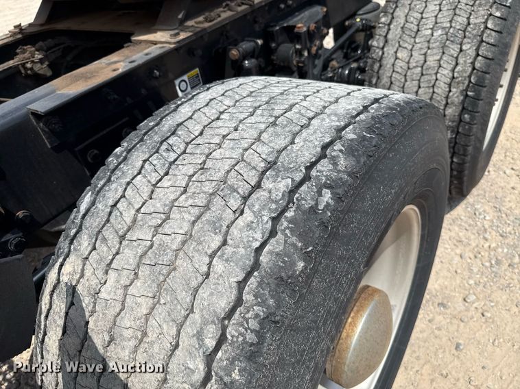 image for item EJ4590 2019 Kenworth T680 semi truck