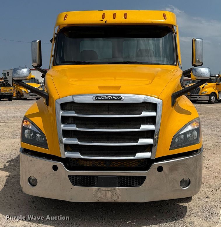 image for item EJ4591 2021 Freightliner Cascadia 126 semi truck