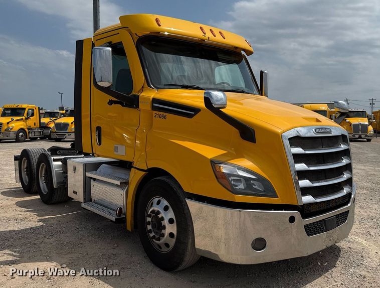 image for item EJ4591 2021 Freightliner Cascadia 126 semi truck