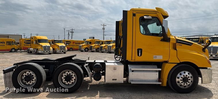 image for item EJ4591 2021 Freightliner Cascadia 126 semi truck