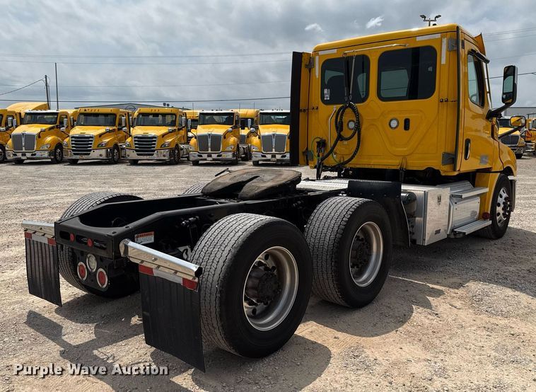 image for item EJ4591 2021 Freightliner Cascadia 126 semi truck