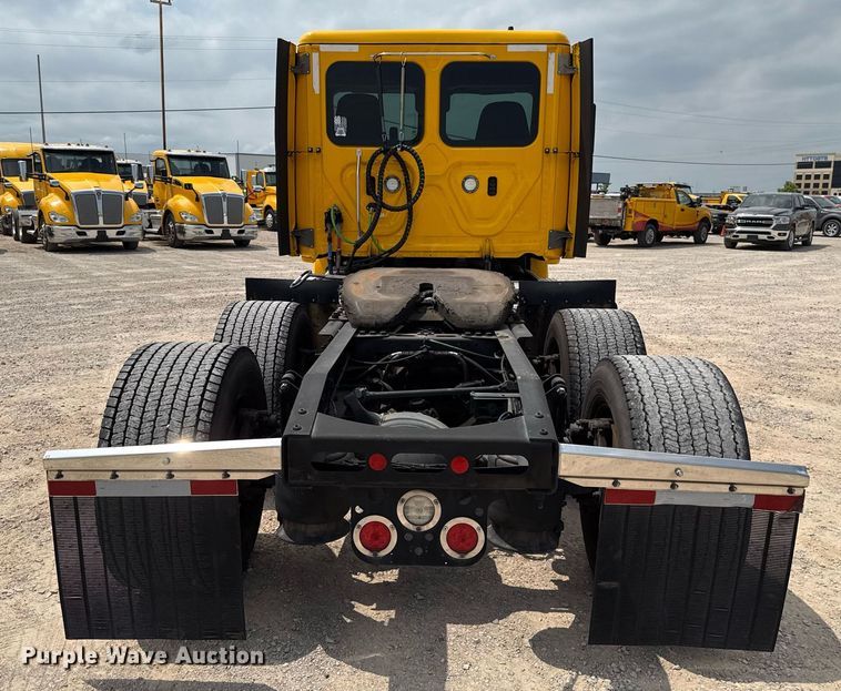 image for item EJ4591 2021 Freightliner Cascadia 126 semi truck