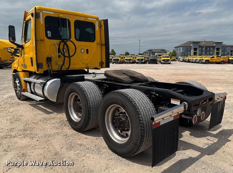 image for item EJ4591 2021 Freightliner Cascadia 126 semi truck