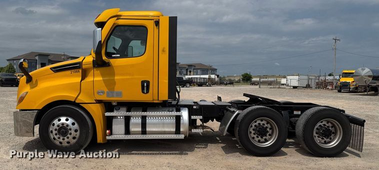 image for item EJ4591 2021 Freightliner Cascadia 126 semi truck
