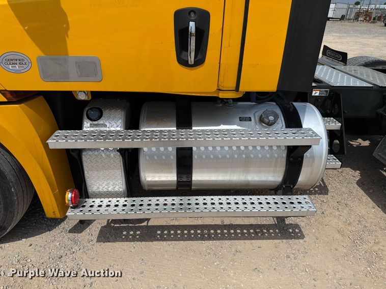 image for item EJ4591 2021 Freightliner Cascadia 126 semi truck