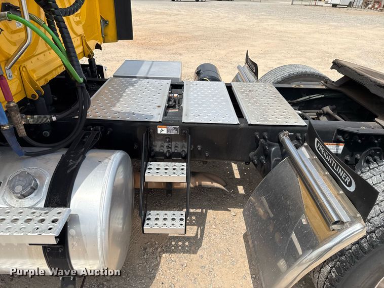 image for item EJ4591 2021 Freightliner Cascadia 126 semi truck