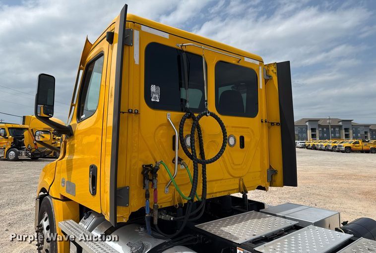 image for item EJ4591 2021 Freightliner Cascadia 126 semi truck