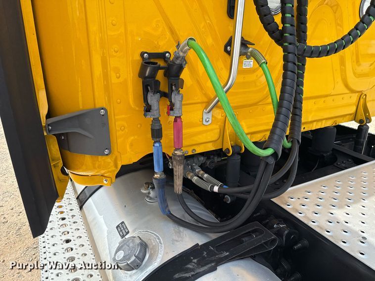 image for item EJ4591 2021 Freightliner Cascadia 126 semi truck