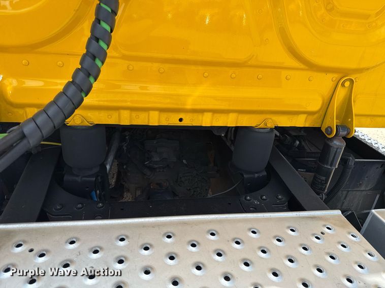 image for item EJ4591 2021 Freightliner Cascadia 126 semi truck