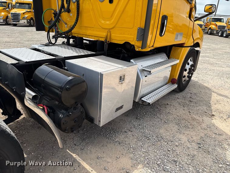 image for item EJ4591 2021 Freightliner Cascadia 126 semi truck