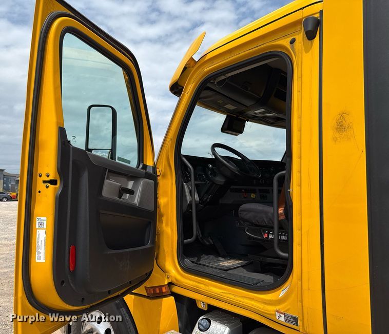 image for item EJ4591 2021 Freightliner Cascadia 126 semi truck