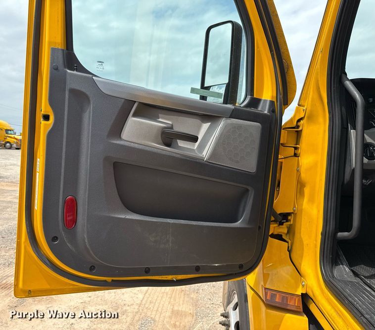 image for item EJ4591 2021 Freightliner Cascadia 126 semi truck