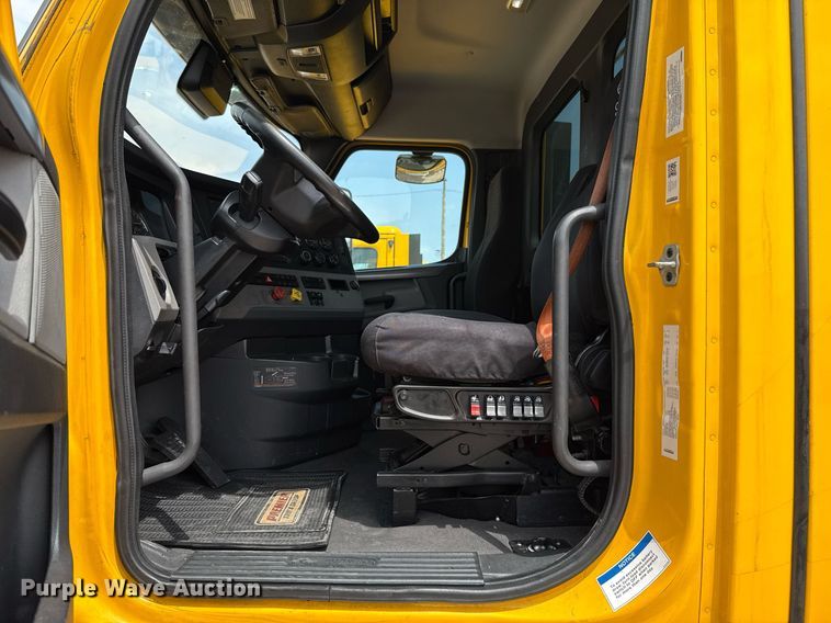 image for item EJ4591 2021 Freightliner Cascadia 126 semi truck