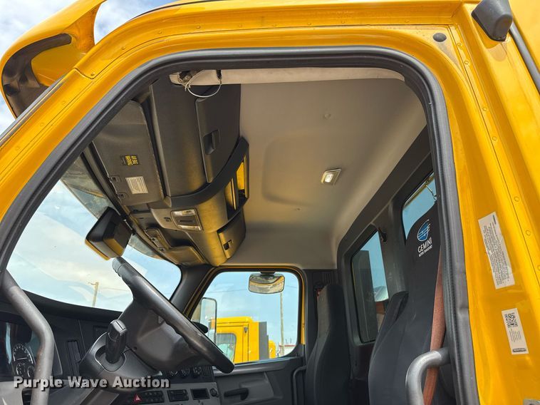 image for item EJ4591 2021 Freightliner Cascadia 126 semi truck