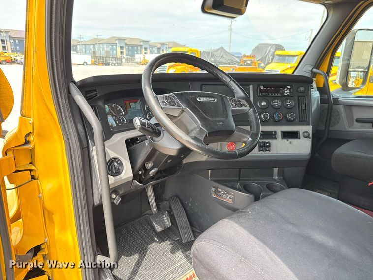 image for item EJ4591 2021 Freightliner Cascadia 126 semi truck