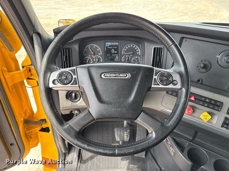 image for item EJ4591 2021 Freightliner Cascadia 126 semi truck