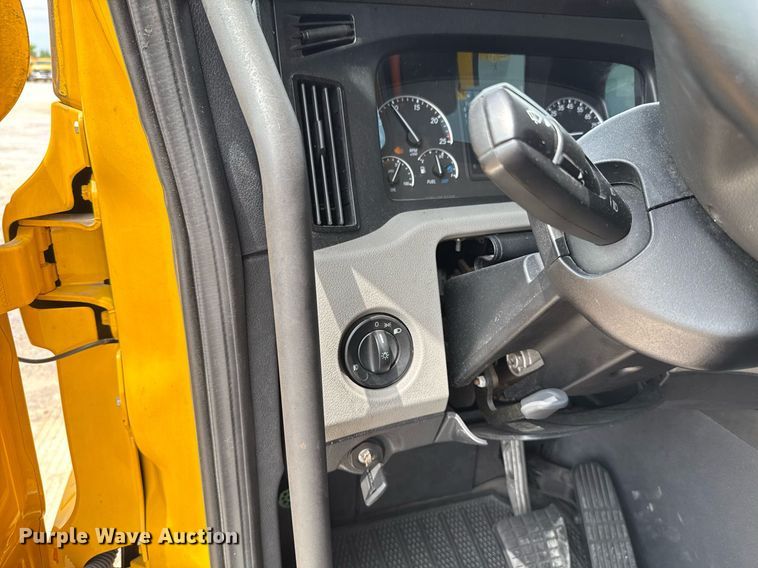 image for item EJ4591 2021 Freightliner Cascadia 126 semi truck