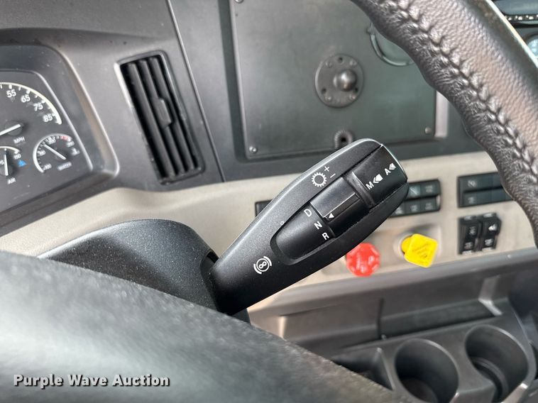 image for item EJ4591 2021 Freightliner Cascadia 126 semi truck