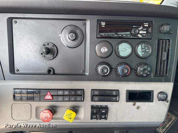 image for item EJ4591 2021 Freightliner Cascadia 126 semi truck