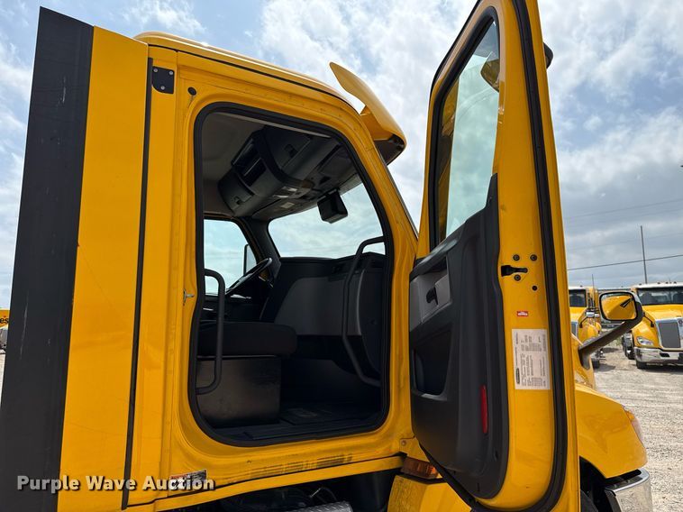 image for item EJ4591 2021 Freightliner Cascadia 126 semi truck