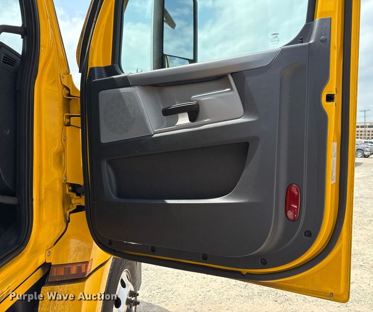 image for item EJ4591 2021 Freightliner Cascadia 126 semi truck