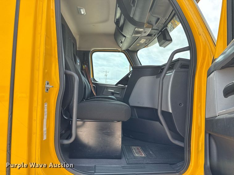 image for item EJ4591 2021 Freightliner Cascadia 126 semi truck