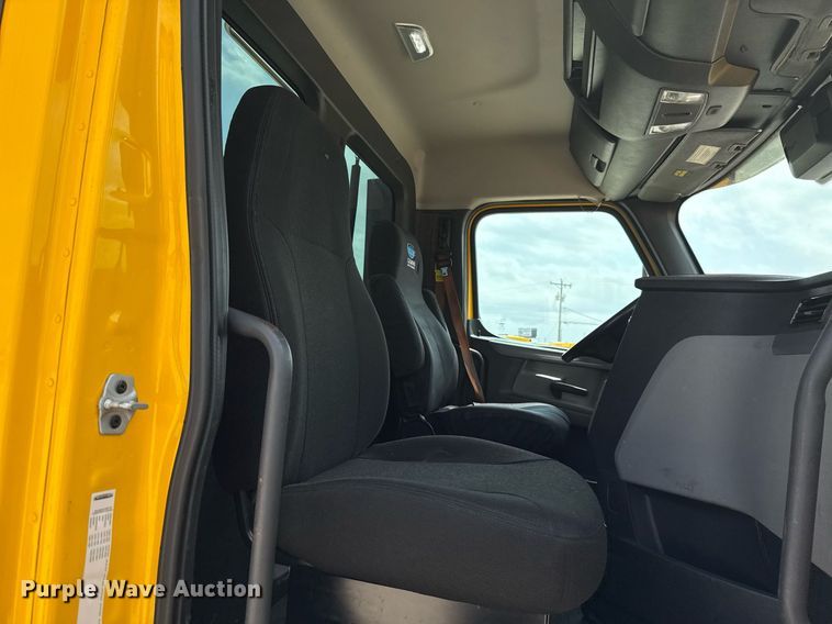 image for item EJ4591 2021 Freightliner Cascadia 126 semi truck