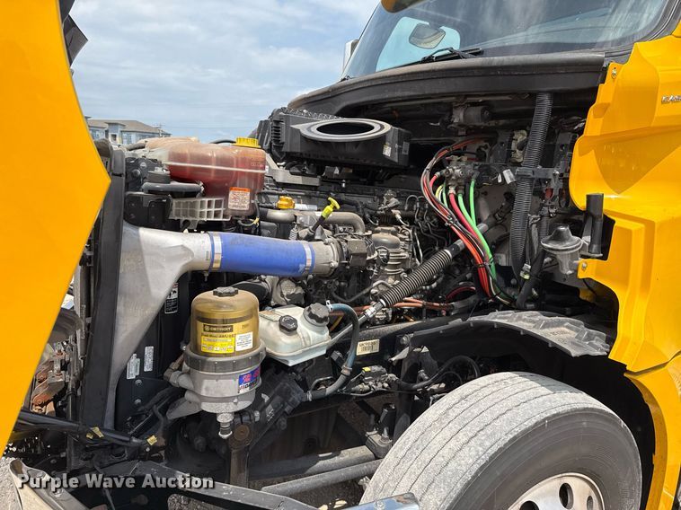 image for item EJ4591 2021 Freightliner Cascadia 126 semi truck