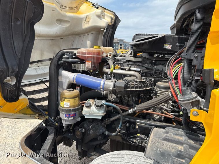 image for item EJ4591 2021 Freightliner Cascadia 126 semi truck