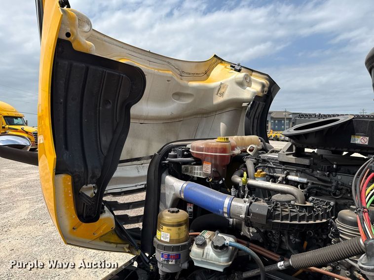 image for item EJ4591 2021 Freightliner Cascadia 126 semi truck