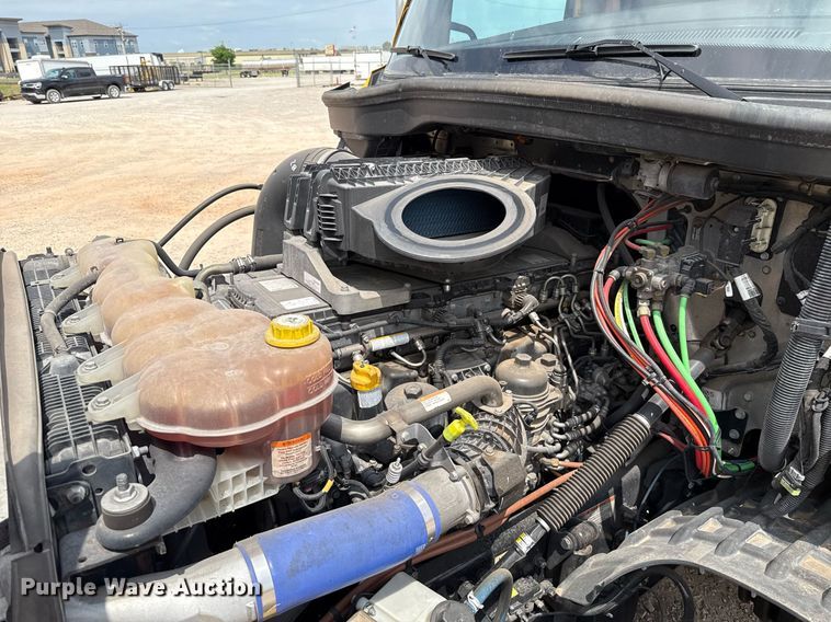 image for item EJ4591 2021 Freightliner Cascadia 126 semi truck