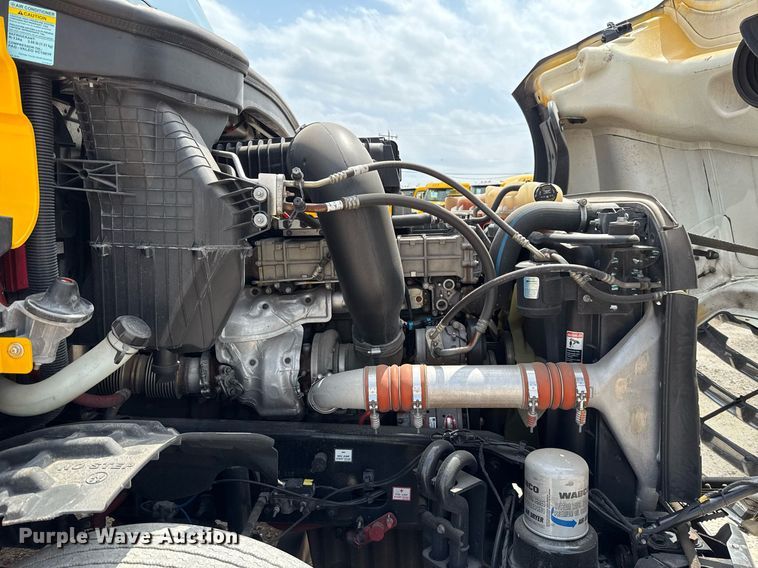 image for item EJ4591 2021 Freightliner Cascadia 126 semi truck