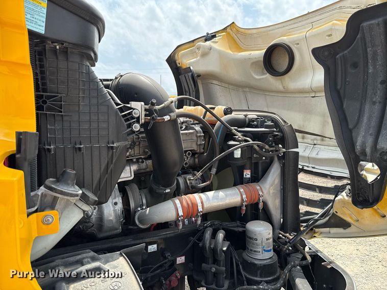 image for item EJ4591 2021 Freightliner Cascadia 126 semi truck