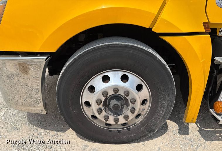 image for item EJ4591 2021 Freightliner Cascadia 126 semi truck