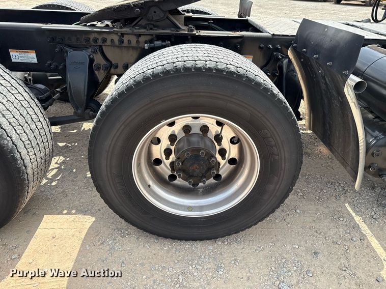 image for item EJ4591 2021 Freightliner Cascadia 126 semi truck