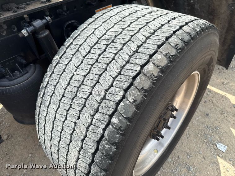 image for item EJ4591 2021 Freightliner Cascadia 126 semi truck