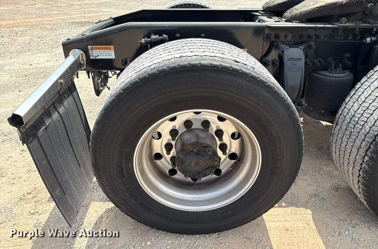 image for item EJ4591 2021 Freightliner Cascadia 126 semi truck