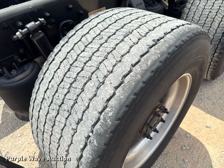 image for item EJ4591 2021 Freightliner Cascadia 126 semi truck