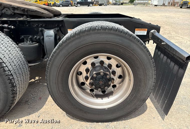 image for item EJ4591 2021 Freightliner Cascadia 126 semi truck